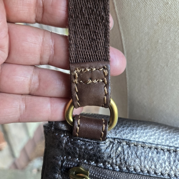 Fossil Metallic Silver Leather Messenger Bag - Picture 5 of 17